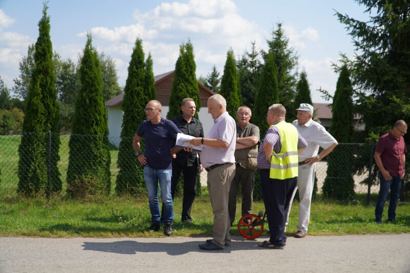 przekazanie placu budowy chodnika w Nowym Odrowążku wykonawcy 