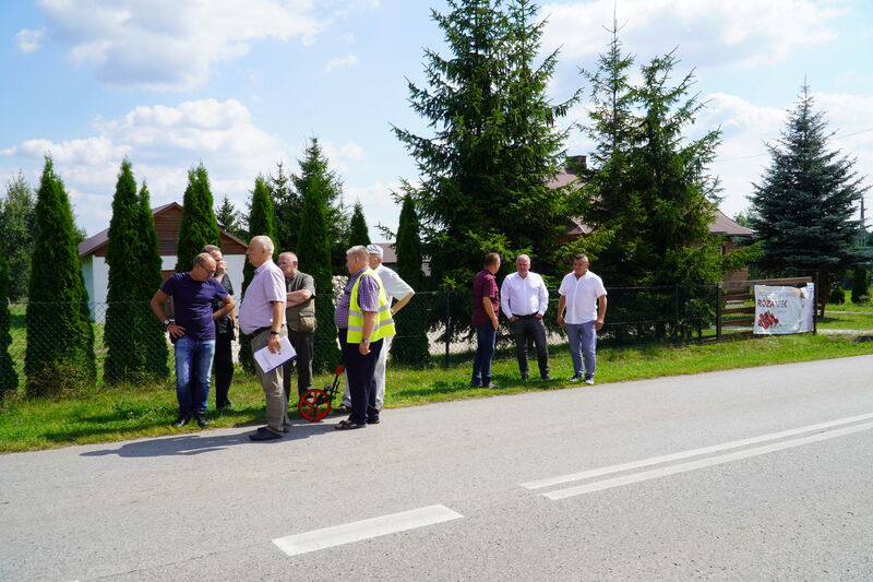    przekazanie placu budowy chodnika w Nowym Odrowążku wykonawcy 