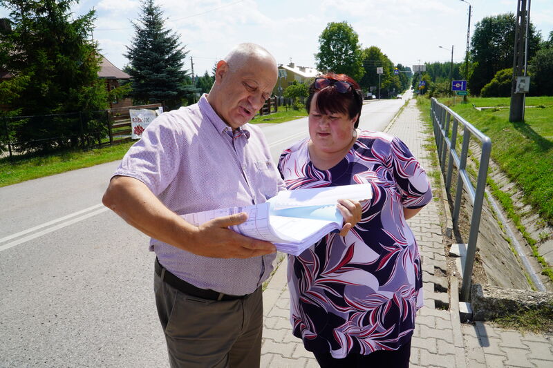 przekazanie placu budowy chodnika w Nowym Odrowążku wykonawcy - wicestarosta i dyrektor ZDP omawiają projekt