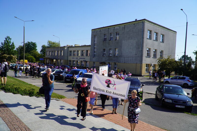 XIV Marsz Różowej Wstążeczki w Skarzysku-Kamiennej - przemarsz ulicami miasta - uczestnicy 