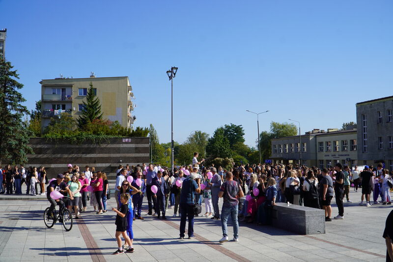 XIV Marsz Różowej Wstążeczki w Skarzysku-Kamiennej - piknik przed MCK - uczestnicy   