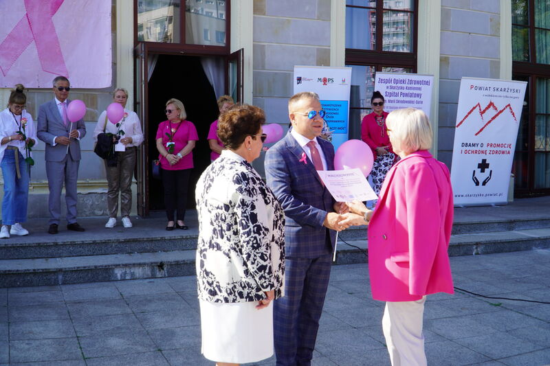 XIV Marsz Różowej Wstążeczki w Skarzysku-Kamiennej - piknik przed MCK - starosta odbiera podziękowania