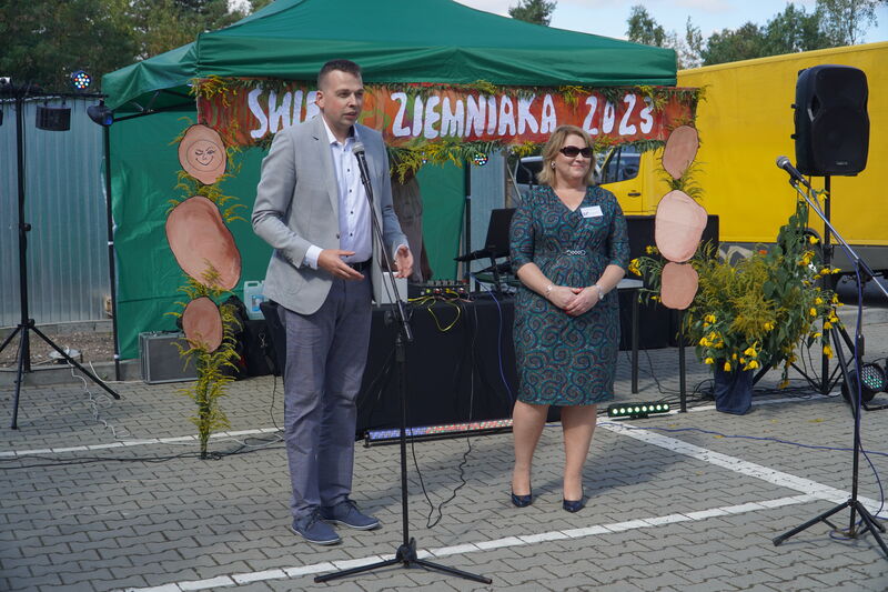 Członek Zarządu Powiatu Skarzyskiego -Adam Ciok i Dyrektor DPS Agnieszka Herbuś  witający gości