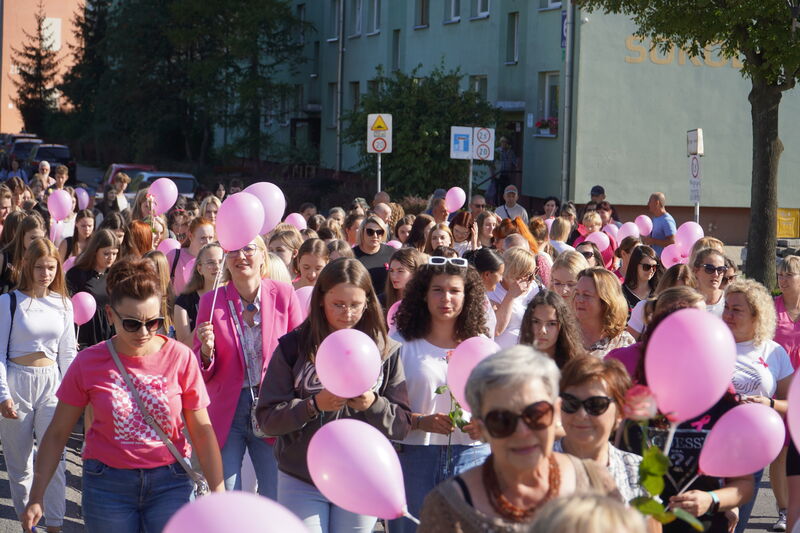 XIV Marsz Różowej Wstążeczki w Skarzysku-Kamiennej - przemarsz ulicami miasta - uczestnicy 