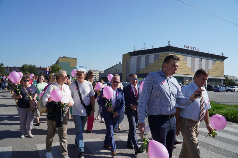 XIV Marsz Różowej Wstążeczki w Skarzysku-Kamiennej - przemarsz ulicami miasta - uczestnicy 