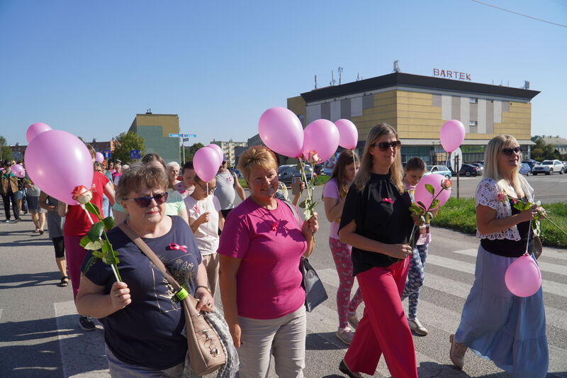 XIV Marsz Różowej Wstążeczki w Skarzysku-Kamiennej - przemarsz ulicami miasta - uczestnicy 