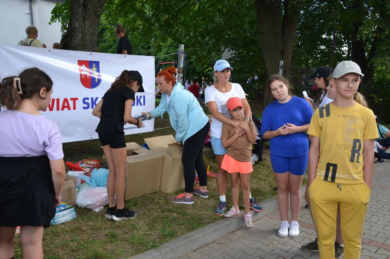 Dzieci podczas zabaw na mecie marszobiegu. 