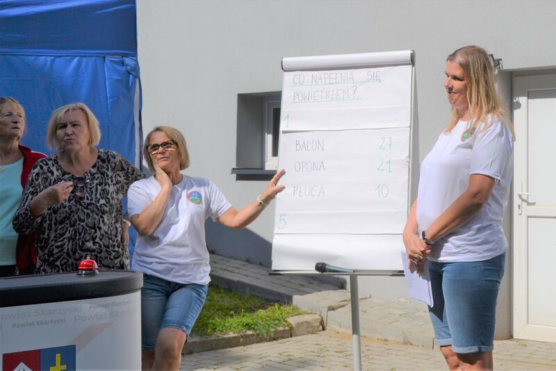 Uczestnicy podczas zabawy w marszobiegowej wersji Familiady. 