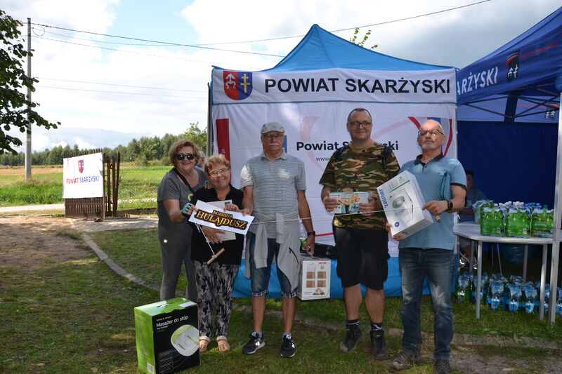 Nagrodzeni uczesttnicy konkursu Familiady. 