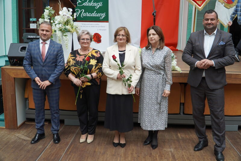 Wyróżnieni i odznaczeni podczas Powiatowych obchodów Dnia Edukacji Narodowej. 