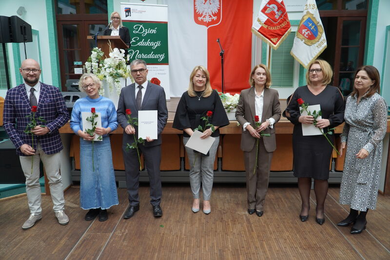 Wyróżnieni i odznaczeni podczas Powiatowych obchodów Dnia Edukacji Narodowej. 