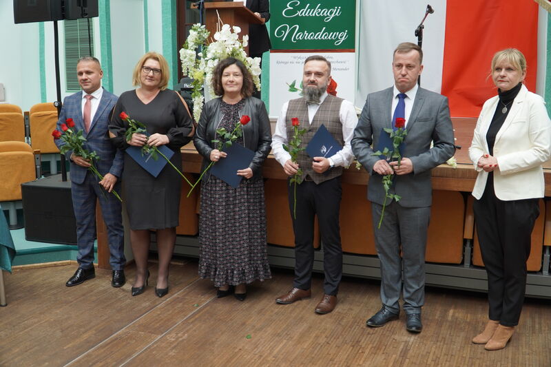 Wyróżnieni i odznaczeni podczas Powiatowych obchodów Dnia Edukacji Narodowej. 