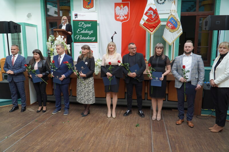 Wyróżnieni i odznaczeni podczas Powiatowych obchodów Dnia Edukacji Narodowej. 