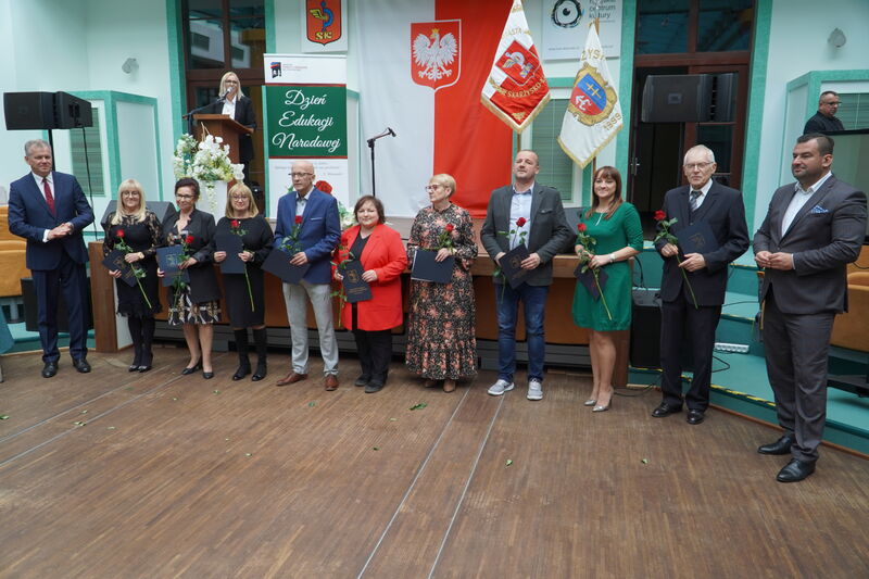 Wyróżnieni i odznaczeni podczas Powiatowych obchodów Dnia Edukacji Narodowej. 