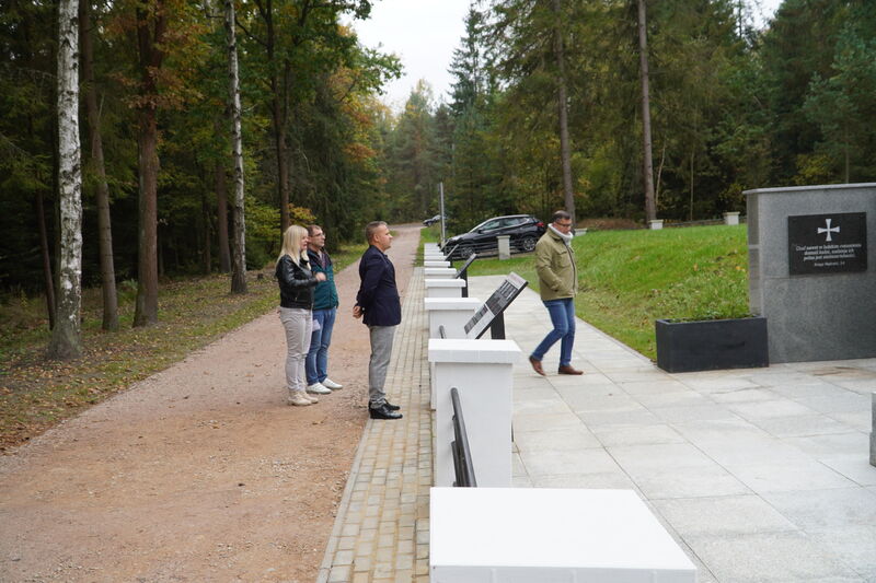 mogiła na Brzasku po modernizacji terenu wokół - komisja 