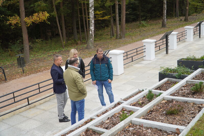 mogiła na Brzasku po modernizacji terenu wokół - komisja