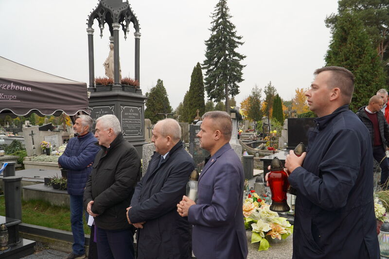 Starosta Skarżyski Artur Berus i Członek Zarządu Powiatu Adam Ciok podczas uroczystości poświęcenia pomnika. 