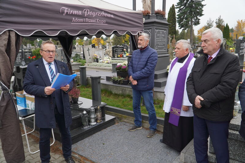 Roman Wojcieszek, radny Rady Powiatu, podczas uroczystości poświęcenia pomnika. 