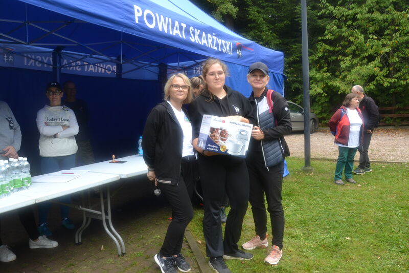 Nagrodę uczestniczce wręcza Katarzyna Bilska Członek Zarządu Powiatu.