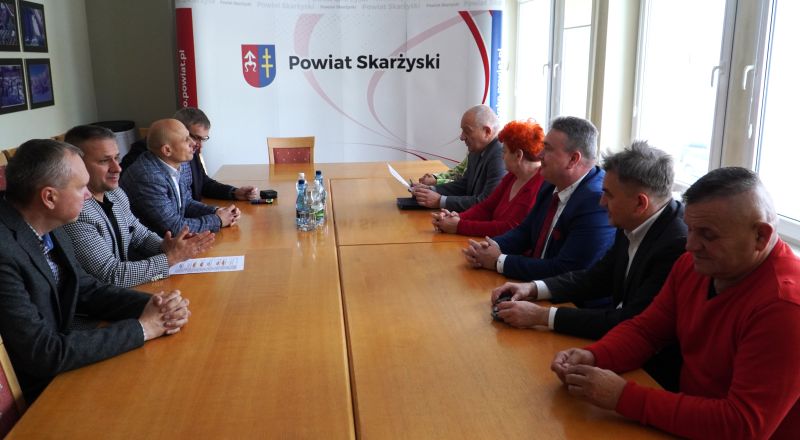 przedstawiciele powiatu z wykonawcami przejść dla pieszych - spotkanie dotyczące podpisania umów 