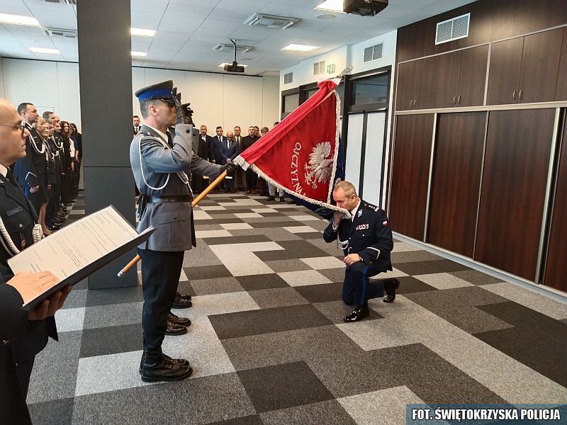 uroczysta zbiórka w komendzie powiatowej policji w Skarżysku