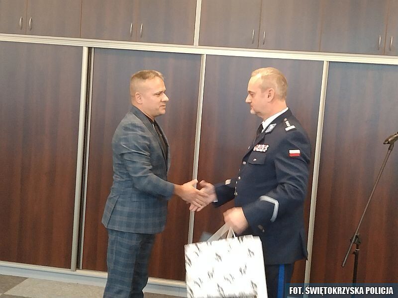 starosta Artur Berus składa podziękowanie odchodzącemu komendantowi policji  