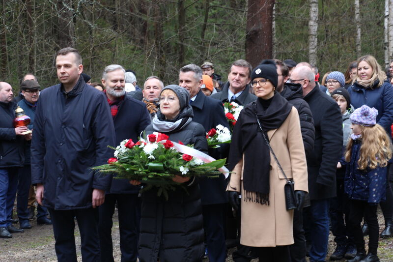 samorządowcy z powiatu składają wiązankę kwiatów 