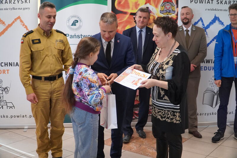 gratulacje dla laureatów turnieju przeciwpożarowego 