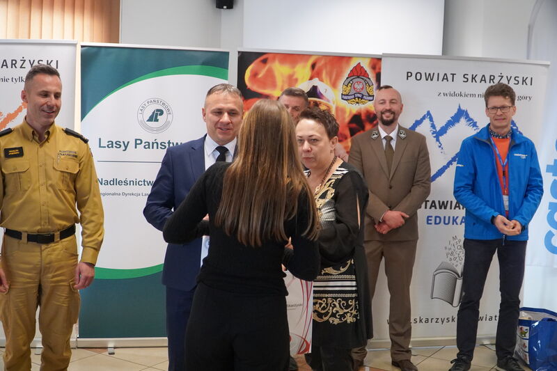 gratulacje dla laureatów turnieju przeciwpożarowego 