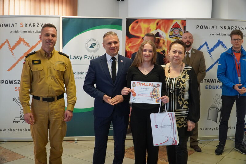 gratulacje dla laureatów turnieju przeciwpożarowego 