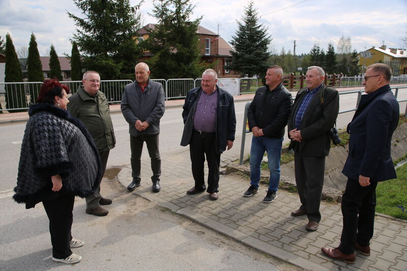 Przedstawiciele władz Powiatu Skarżyskiego, Zarządu Dróg Powiatowych i wykonawcy podczas oficjalnego odbioru chodnika. 