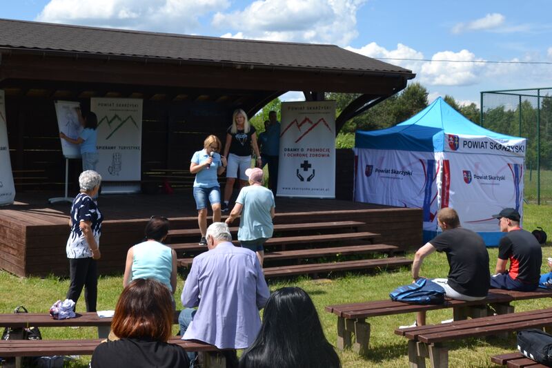 Wicestarosta Katarzyna Bilska z Beatą Wojciechowską na scenie podczas kokursu dla mam.