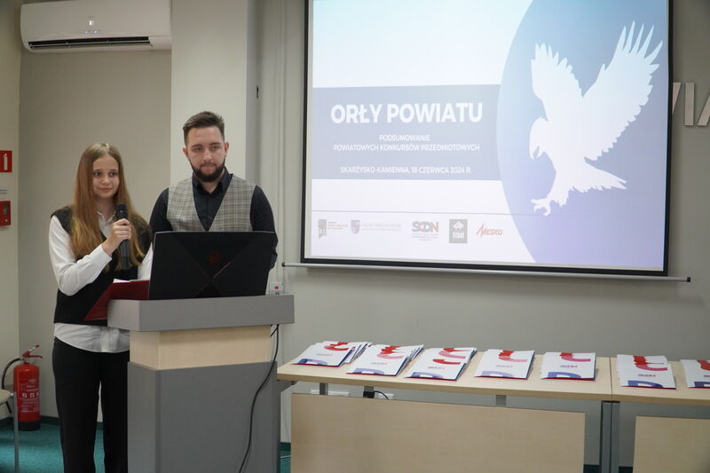 Prowadzący uroczystość "Orły Powiatu": Antonina Wrona i 