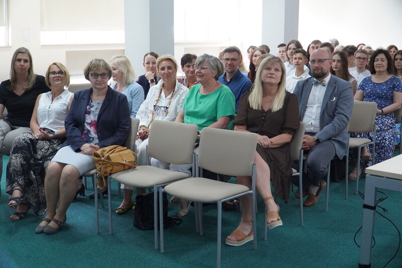 Przedstawiciele Władz Powiatu, Dyrektorzy szkól i nauczyciele oraz młodzież ze szkół biorących udział w konkursie.