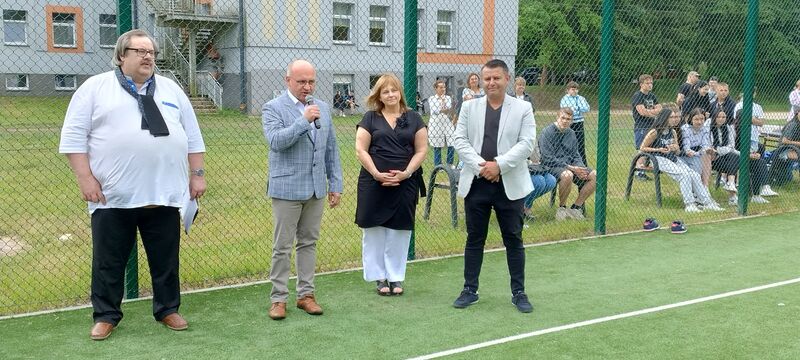 Cezary Błach-Członek Zarządu Powiatu Skarżyskiego witajacy uczestników turnieju.