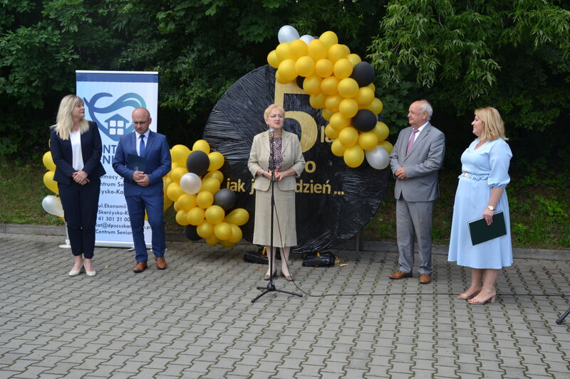 Wiceprzewodnicząca Rady Powiatu Skarżyskiego Bożena Bętkowska składa życzenia z okazji Jubileuszu Centrum Seniora. 