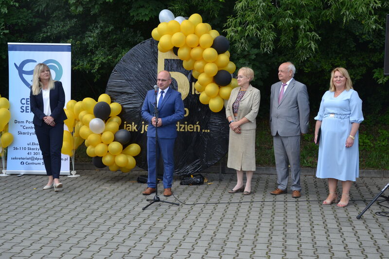 Członek Zarządu Powiatu Skarżyskiego Cezary Błach składa życzenia z okazji Jubileuszu Centrum Seniora. 