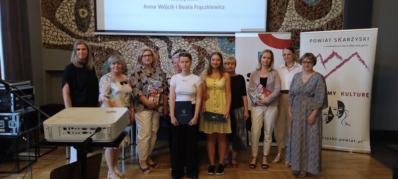 Renata Pacek - naczelnik Wydziału Edukacji, dyrektor I LO w Skarżysku-Kamiennej- Martyna Maćkowiak, Anna Wójcik- nauczyciel matametyki w ILO i nagrodzeni uczniowie