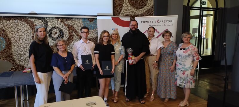 O. Hubert Burba, Renata Pacek, Martyna Maćkowiak i młodzież po odebraniu nagród