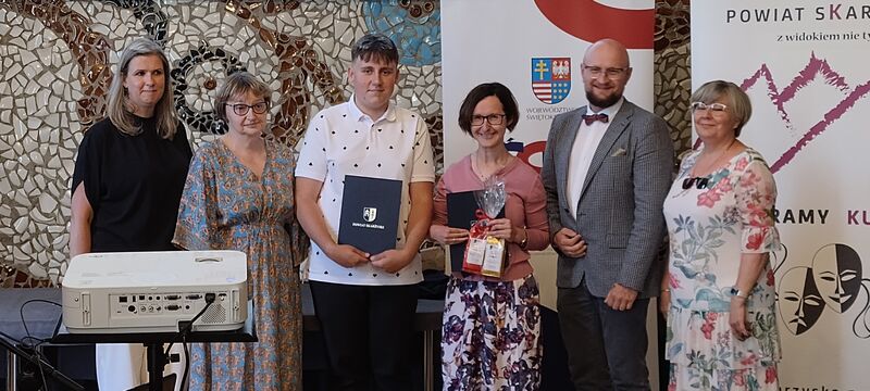 Naczelnik renata Pacek, dyrektor Paweł Buryło i finalista konkursu