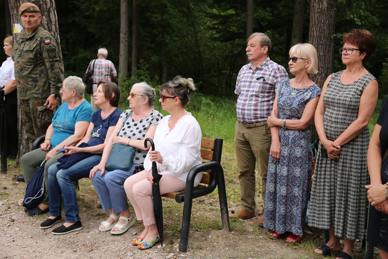 Uczestnicy uroczystości rocznicowych przy mogile na Brzasku.