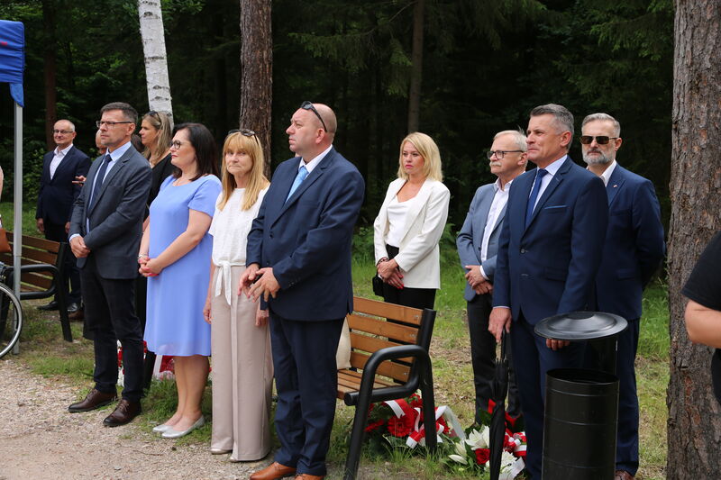 Uczestnicy uroczystości rocznicowych przy mogile na Brzasku.