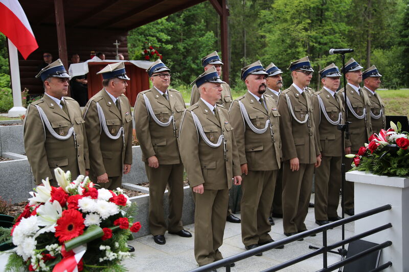 Chór Reprezentacyjnego Zespołu Artystycznego Wojska Polskiego przy mogile na Brzasku.