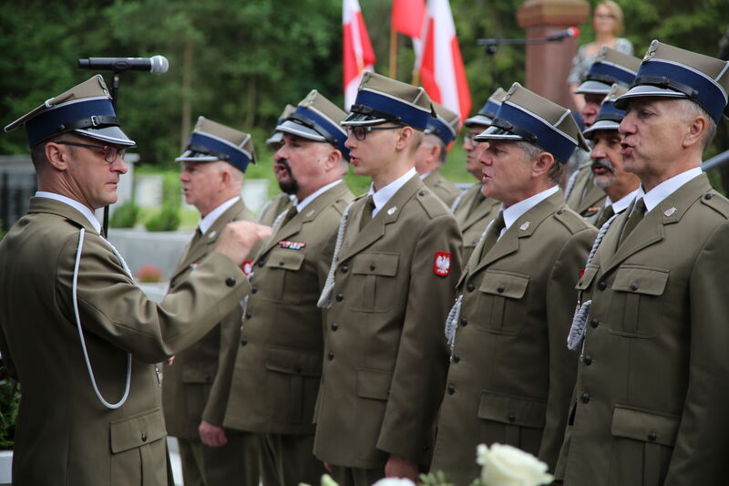 Chór Reprezentacyjnego Zespołu Artystycznego Wojska Polskiego przy mogile na Brzasku. 