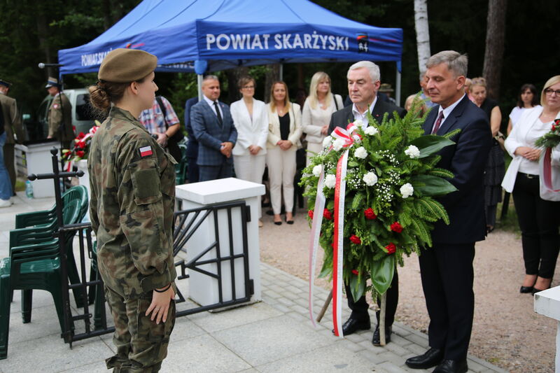 Andrzej Bętkowski przewodniczący sejmiku województwa świętokrzyskiego składający wieniec. 