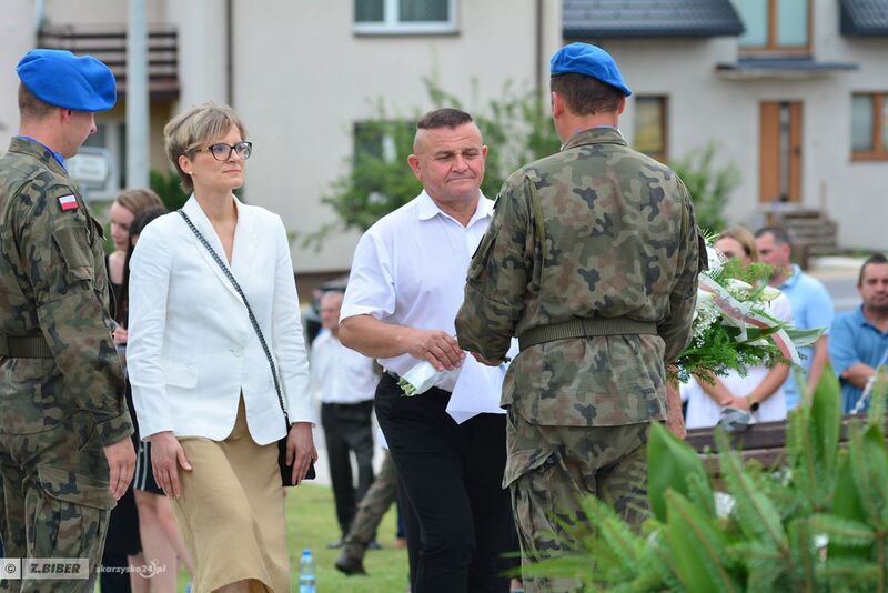 przedstawiciele powiatu składają wiązankę kwiatów podczas obchodów 81. rocznicy pacyfikacji wsi Michniów