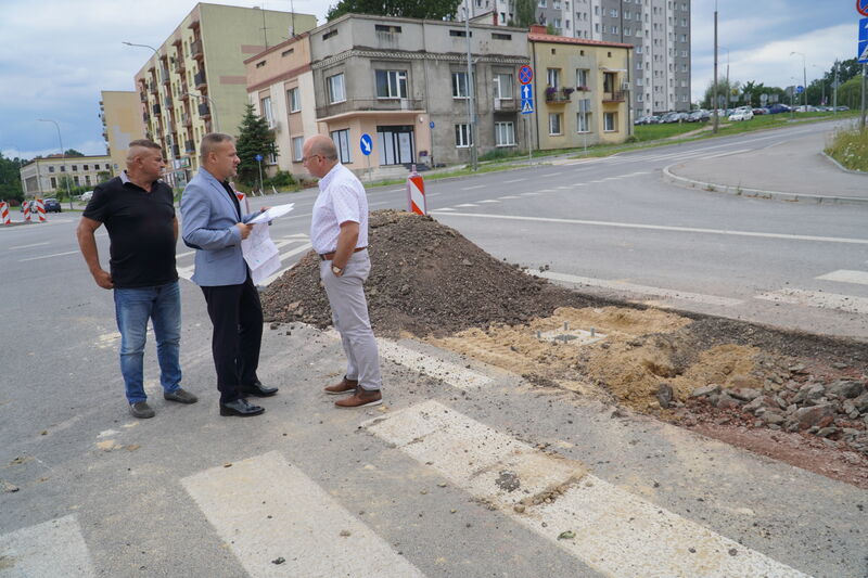 władze powiatu - starosta Artur Berus i członkowie zarządu Tadeusz Bałchanowski oraz Cezary Błach na placu budowy skrzyżowania 