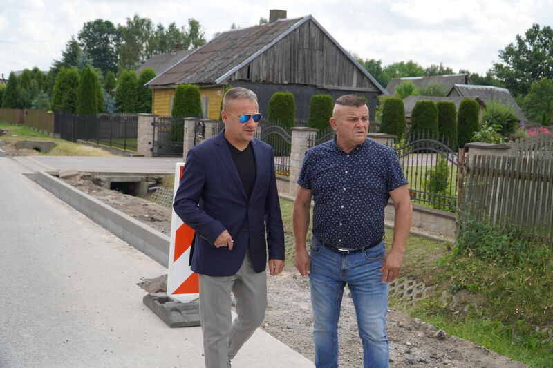 starosta Artur Berus i członek zarządu Tadeusz Bałchanowski na terenie budowy chodnika na ul. Książęcej w Skarżysku-Kamiennej 