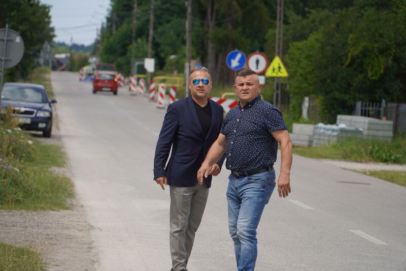 starosta Artur Berus i członek zarządu Tadeusz Bałchanowski na terenie budowy chodnika na ul. Książęcej w Skarżysku-Kamiennej 