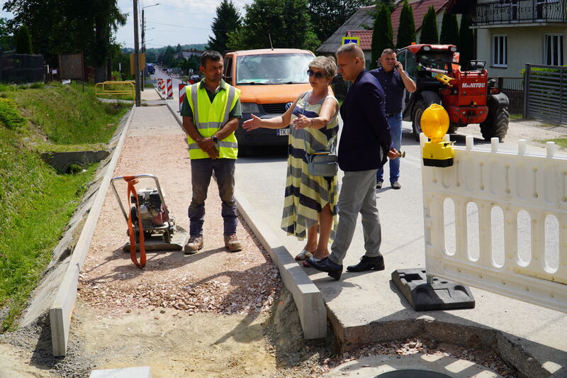 starosta Artur Berus i członek zarządu Tadeusz Bałchanowski na terenie budowy chodnika na ul. Książęcej w Skarżysku-Kamiennej rozmawiają z mieszkańcami